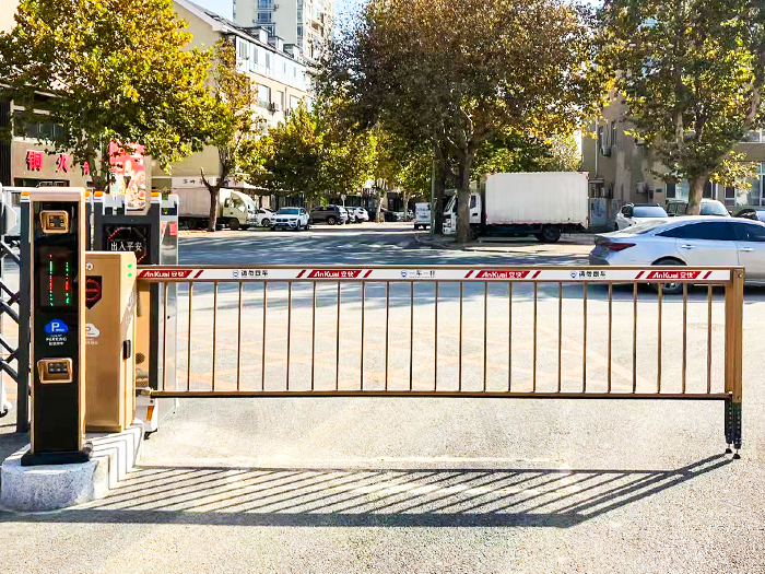 某小區(qū)采用 “安快” 同進(jìn)同出柵欄道閘 停車出入口方案