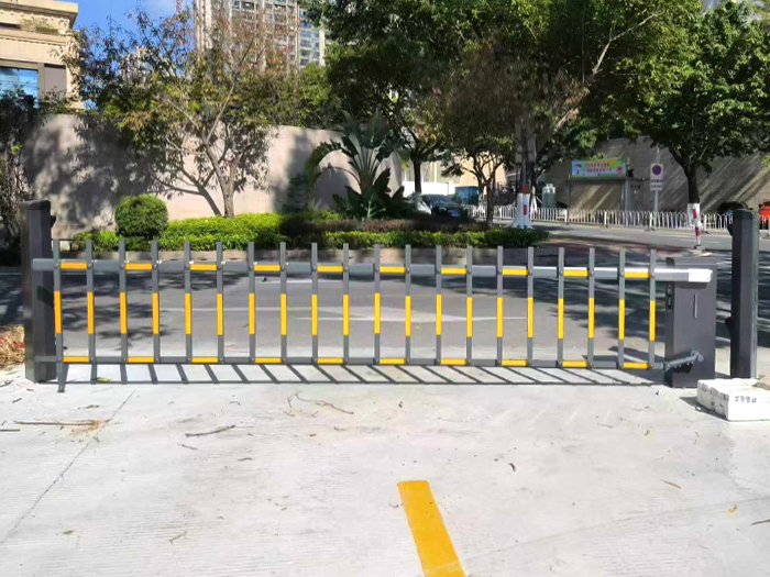 某社區(qū)采用 “安快” 同進(jìn)同出柵欄道閘 停車場(chǎng)出入口