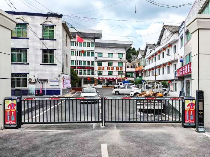 某社區(qū)采用 “ 安快 ”一進(jìn)一出對(duì)開(kāi)柵欄道閘 停車出入口方案