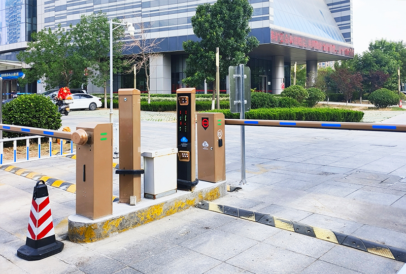 某園區(qū)停車場采用 “安快” 一進一出直桿道閘