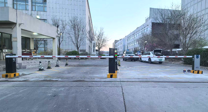 某園區(qū)停車場采用 “安快” 車牌識別系統(tǒng)