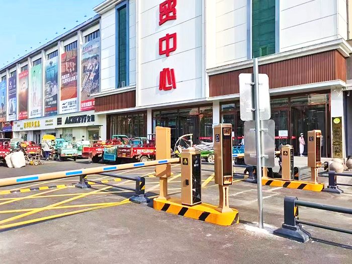 某商貿(mào)中心停車(chē)場(chǎng)采用 “安快” 一進(jìn)一出直桿道閘