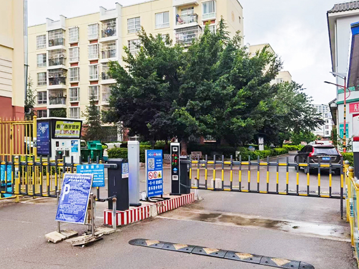 某小區(qū)采用 “安快” 一進一出柵欄道閘