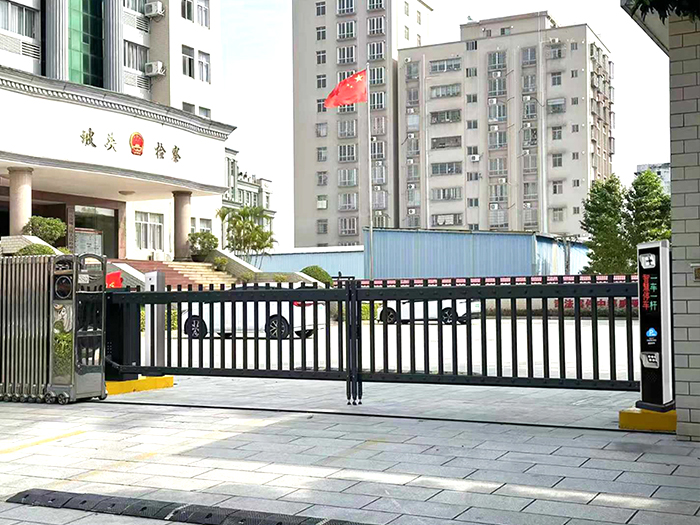 某單位采用 “安快” 一進一出柵欄道閘