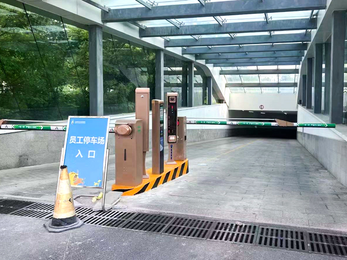 某地下停車場(chǎng)采用 “安快” 一進(jìn)一出直桿道閘
