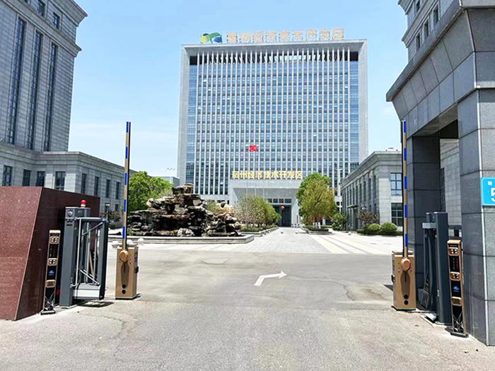 某辦公大樓采用 “安快” 一進(jìn)一出直桿道閘