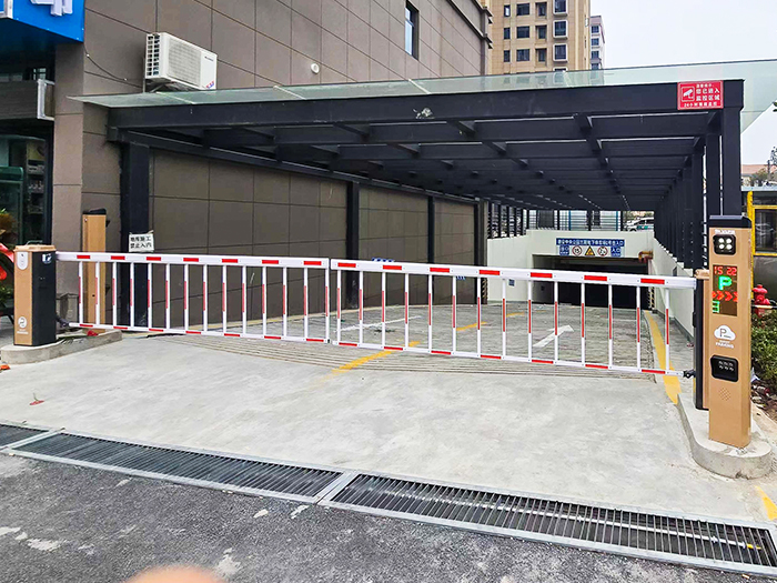 某小區(qū)地下停車場采用 “安快” 一進(jìn)一出對開柵欄道閘