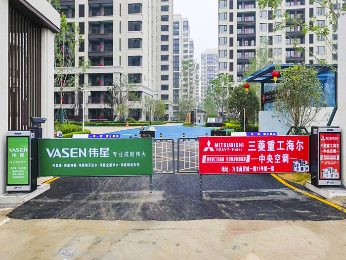 某小區(qū)采用 “安快” 一進(jìn)一出卡布廣告道閘停車(chē)管理