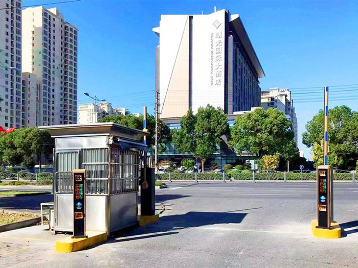 某小區(qū)采用 “安快” 一進(jìn)一出對開直桿道閘停車管理