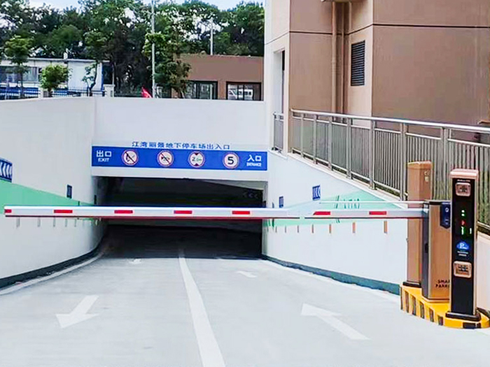 某地下停車場(chǎng)采用 “安快” 同進(jìn)同出曲桿道閘停車管理