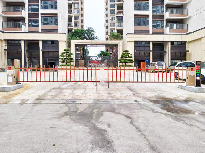 某小區(qū)采用“安快”一進(jìn)一出柵欄道閘案例
