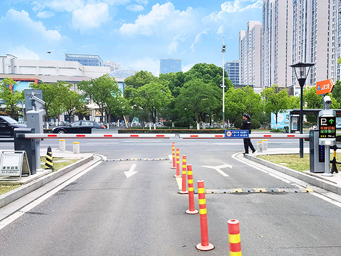 某小區(qū)采用“安快”一進一出直桿道閘現(xiàn)場圖