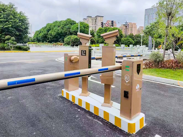 某戶外停車場采用 “安快” 一進(jìn)一出停車管理