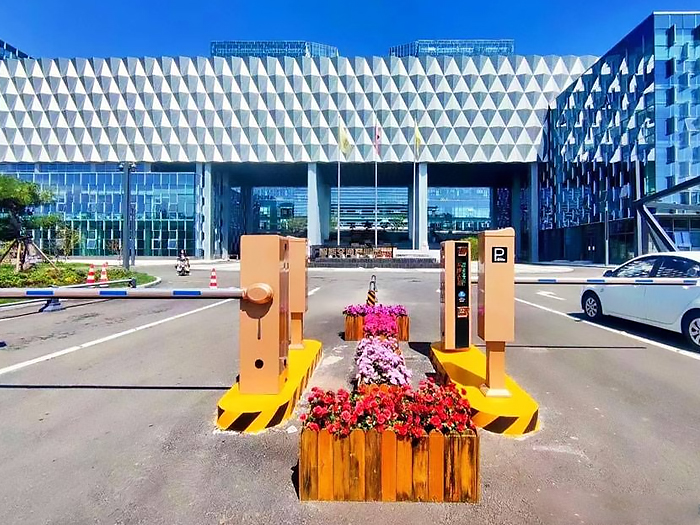 某產(chǎn)業(yè)園區(qū)采用 “安快” 一進(jìn)一出車牌識(shí)別系統(tǒng)案例圖