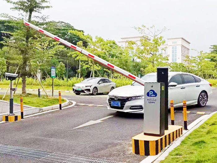 某戶外停車場采用 “安快” 一進(jìn)一出車牌識(shí)別系統(tǒng)案例圖