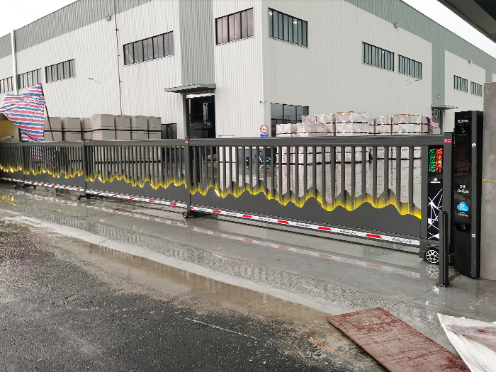 某工業(yè)園區(qū)采用 “安快” 山峰款段滑工業(yè)門(mén)案例