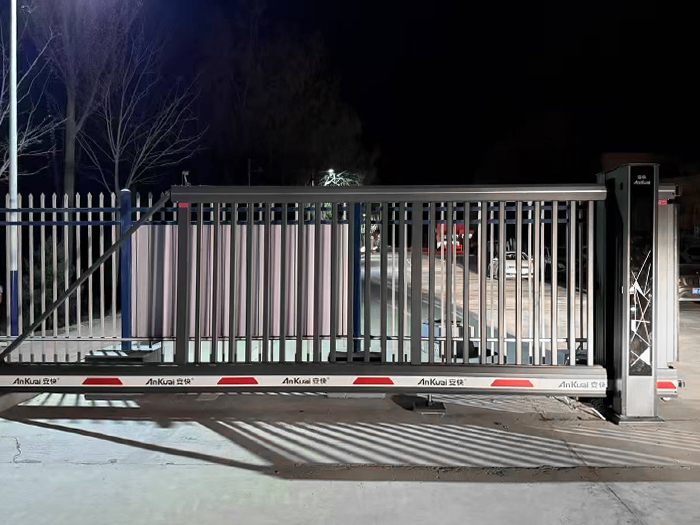 某物流園區(qū)采用 “安快” 柵欄款懸開(kāi)工業(yè)門(mén)案例