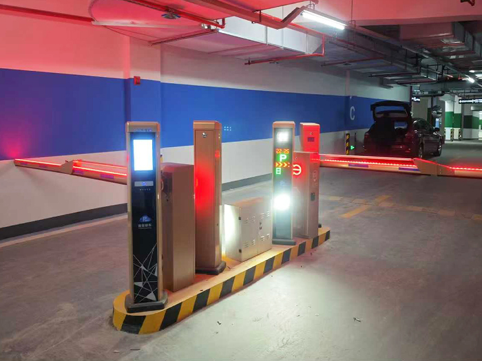 某商場(chǎng)地下停車場(chǎng)采用 “安快” 一進(jìn)一出曲桿道閘現(xiàn)場(chǎng)案例圖